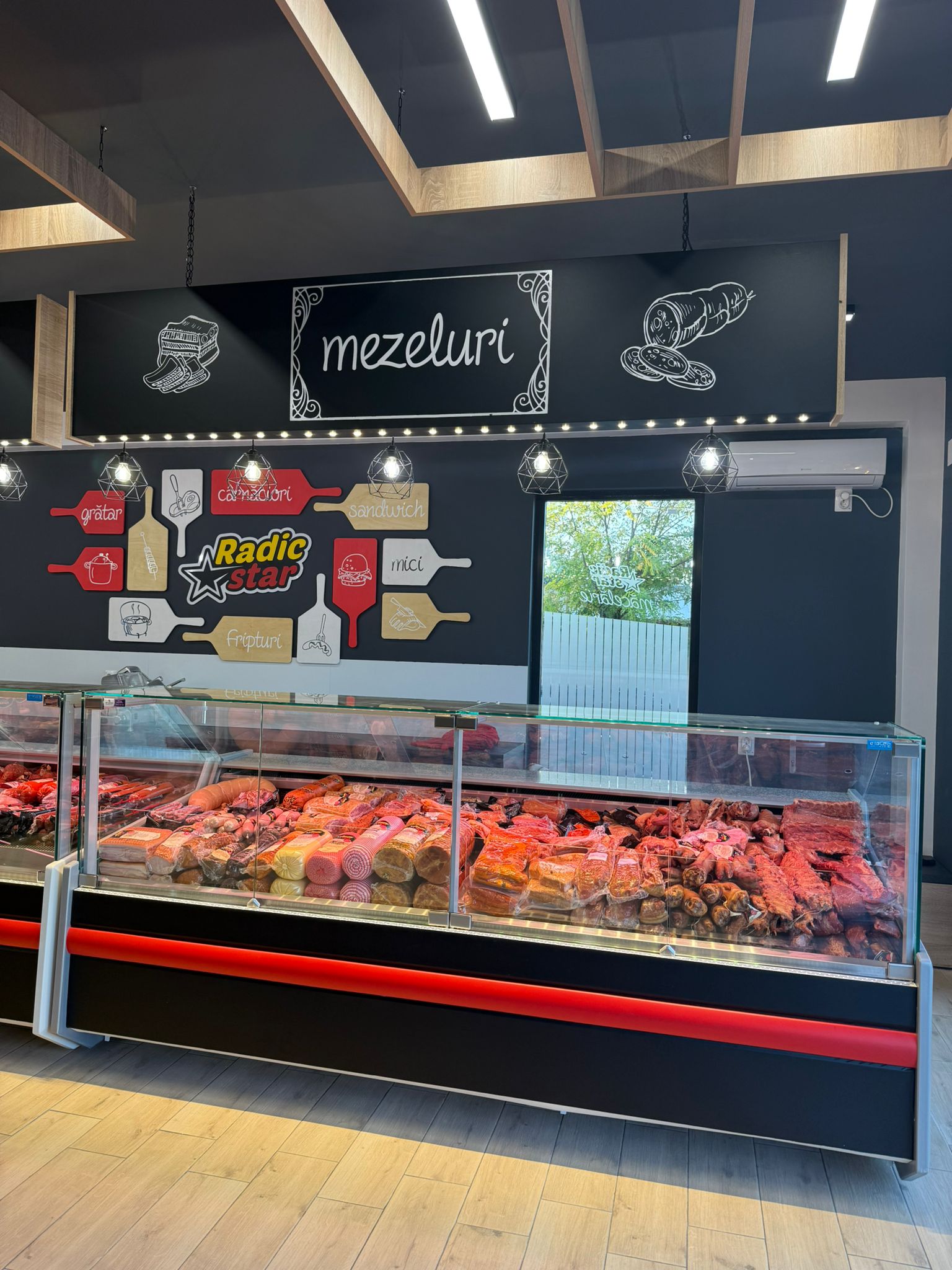 RadicStar Topoloveni – Magazin cu carne proaspătă și produse tradiționale